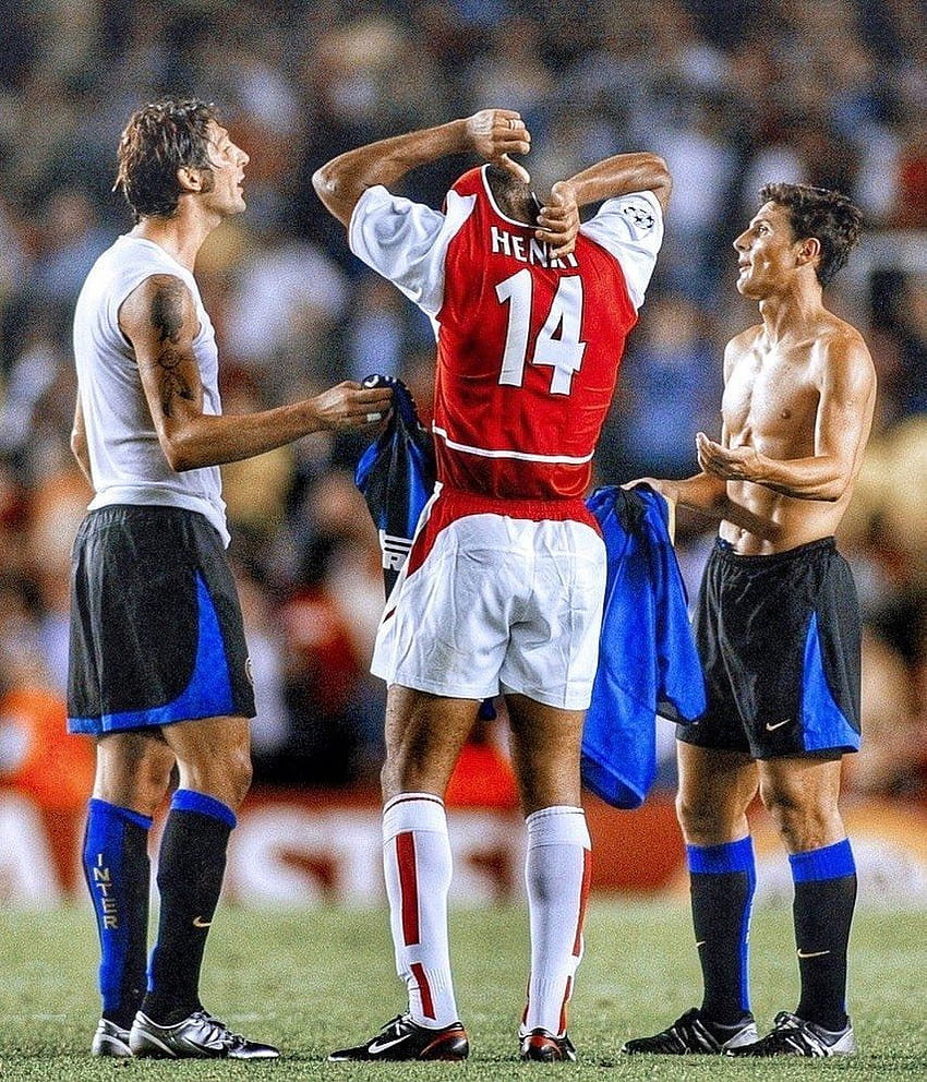 Materazzi ve Javier Zanetti'nin Henry'nin gömleği için tartışması hala en efsane lardan biri. ABD futbolu kadınları, Futbolcu kız sorunları, Manchester United futbolu HD telefon duvar kağıdı