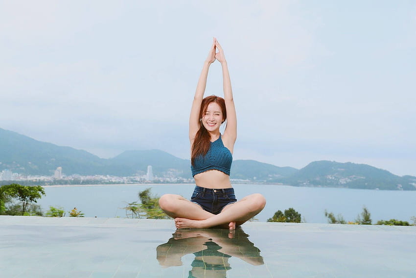 Havuz Kenarında Yoga Yapan Kadın · Hisse Senedi HD duvar kağıdı
