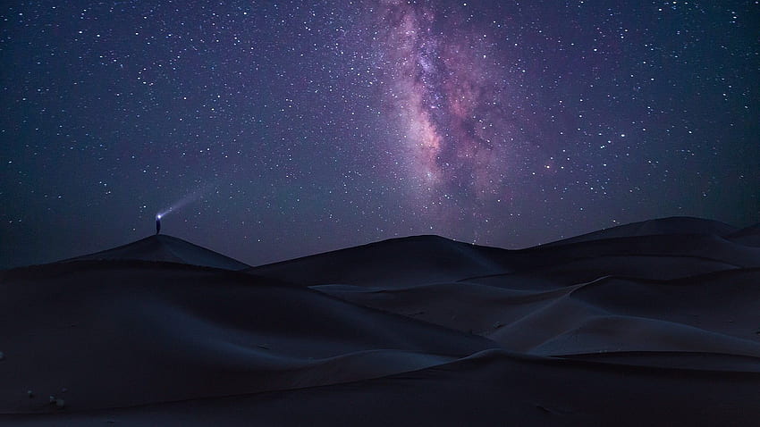 Desierto bajo el cielo lleno de estrellas durante la noche fondo de pantalla