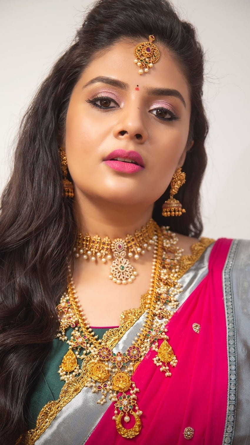 Sreemukhi, sari seductora, actriz telugu fondo de pantalla del teléfono