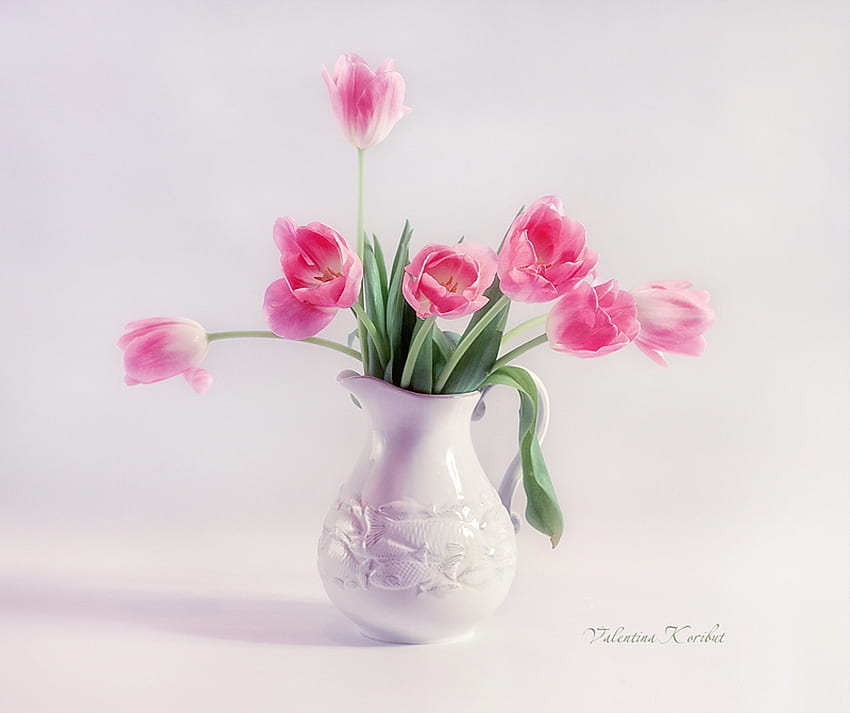 柔らかいピンクのチューリップ、柔らかさ、白、花瓶、チューリップ、美しさ、優しい、ピンク、葉、繊細、花びら、花 高画質の壁紙