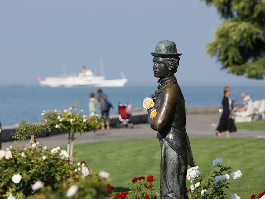 Suiza - estatua de Charlie Chaplin, barco, mar, gente, charlie chaplin, estatua, árbol, lago, parque, rosa, flor, vista, agua, suiza fondo de pantalla