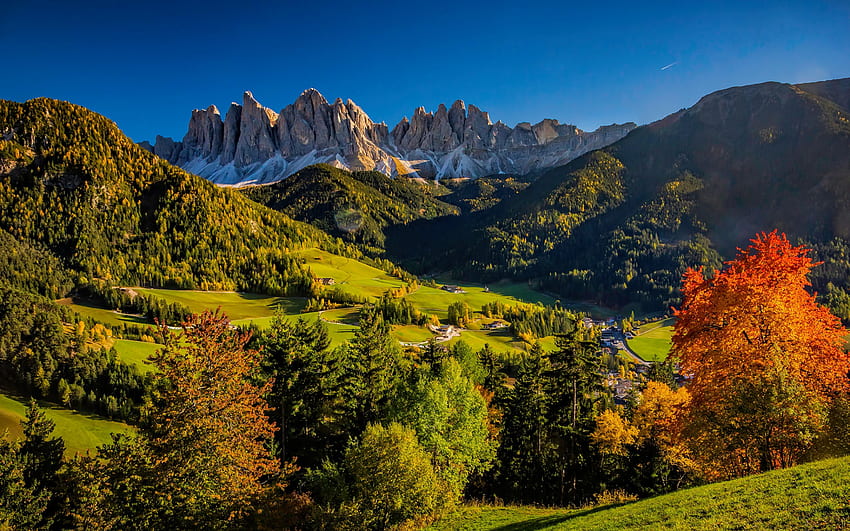 Dolomitas, Alpes, Valle de Funes, tarde, puesta de sol, paisaje de montaña, montañas, rocas, Tirol del Sur, Santa Maddalena, Italia fondo de pantalla