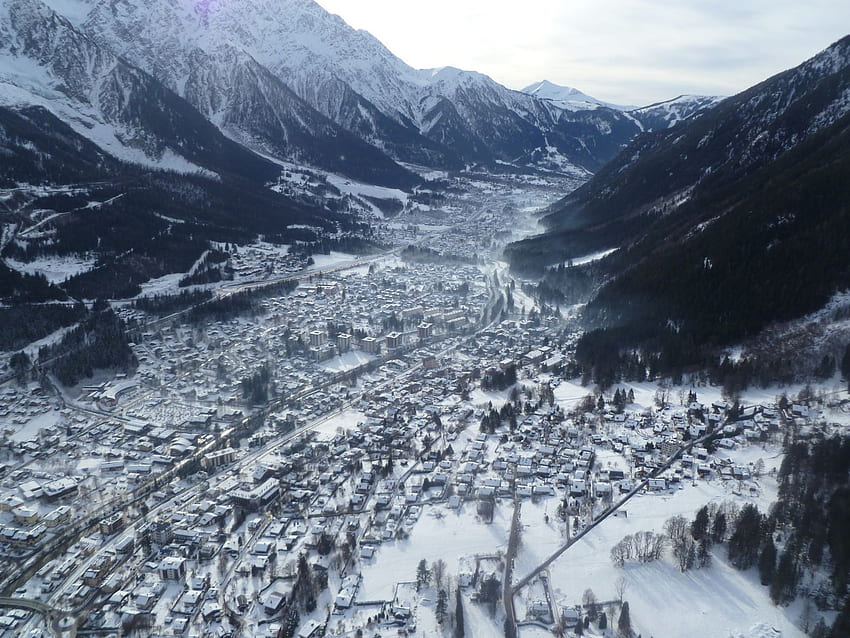 Winter panorama in the resort of Chamonix, France and - HD wallpaper