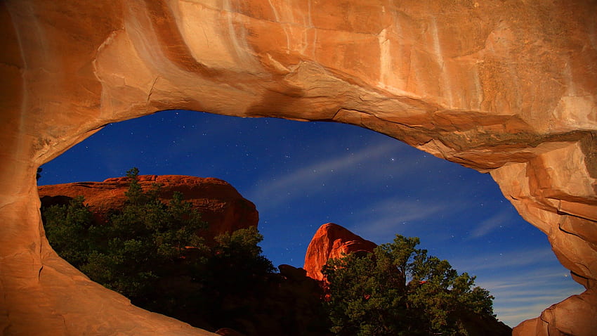 noche estrellada a través del arco del cañón en utah, noche, cañón, arco, estrellas, rocas fondo de pantalla