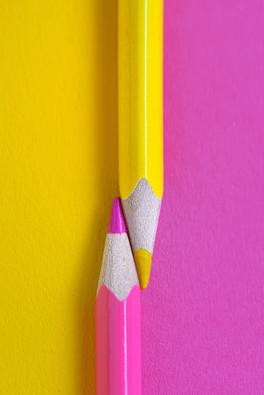 黄色とピンクのクレヨン。 ピンク クレヨン、ミニマリスト グラフィック、用紙の背景、クレヨンの色 HD電話の壁紙