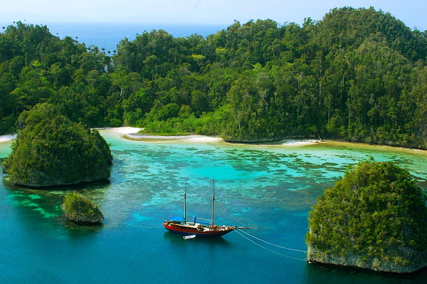 Segelboot bei Tropical Islands, Meer, paradiesisch, Insel Sumatra, schön, Segelboot, Felsen, Strand, Indonesien, Wald HD-Hintergrundbild