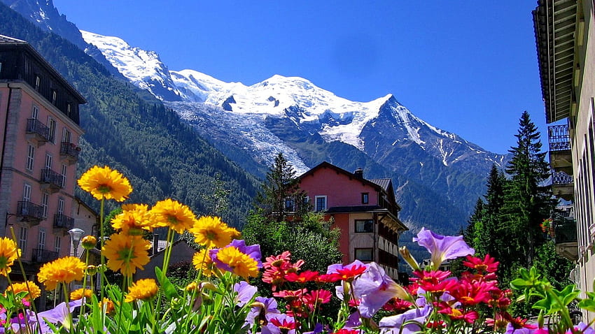 Casas perto da montanha, picos, declive, primavera, casas, montanha, descanso, neve, natureza, flores, céu papel de parede HD