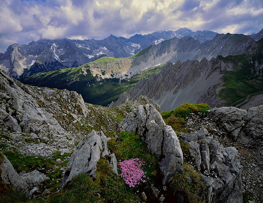 Alpes austríacos, nuvens, montanhas, vale, formações rochosas papel de parede HD