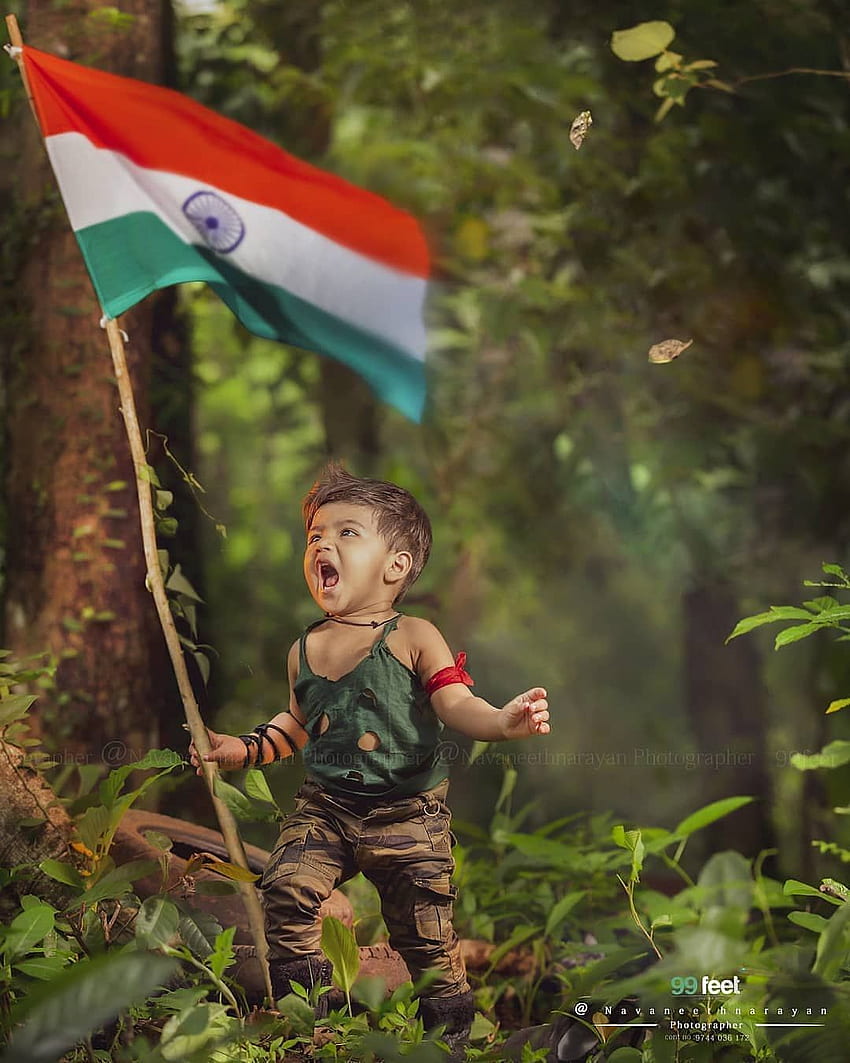 含まれている可能性があるもの: 1 人以上の人、立っている人、子供、屋外。 インドの旗、インド軍、陸軍 HD電話の壁紙