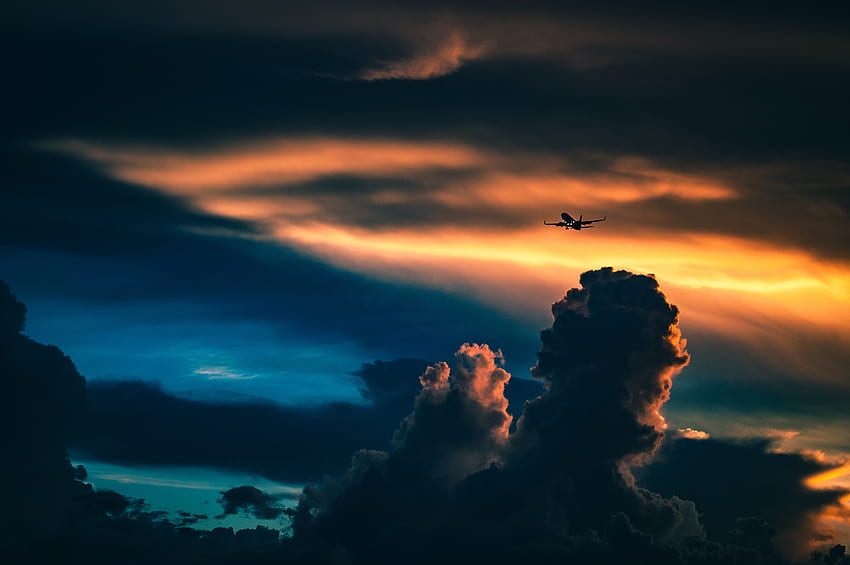 Zachód słońca, niebo, noc, chmury, ciemność, samolot, samolot Tapeta HD