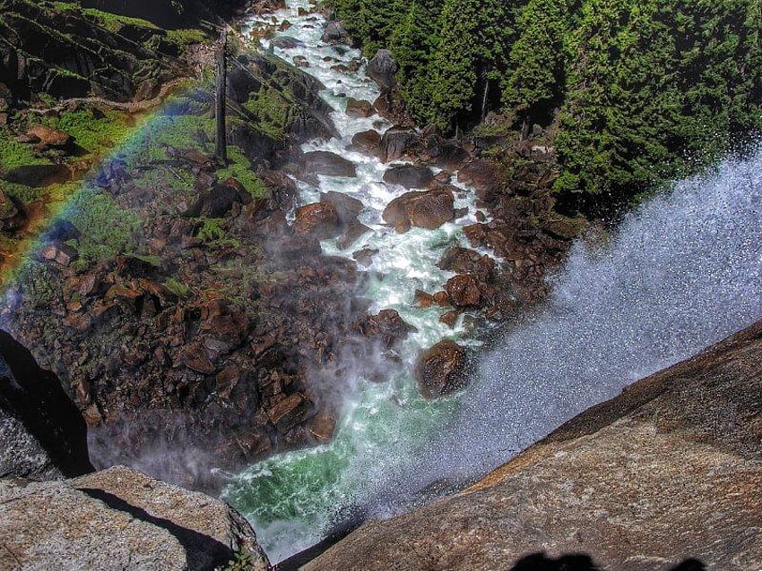 バーナル滝ヨセミテ国立公園、滝、木々、虹、岩 高画質の壁紙