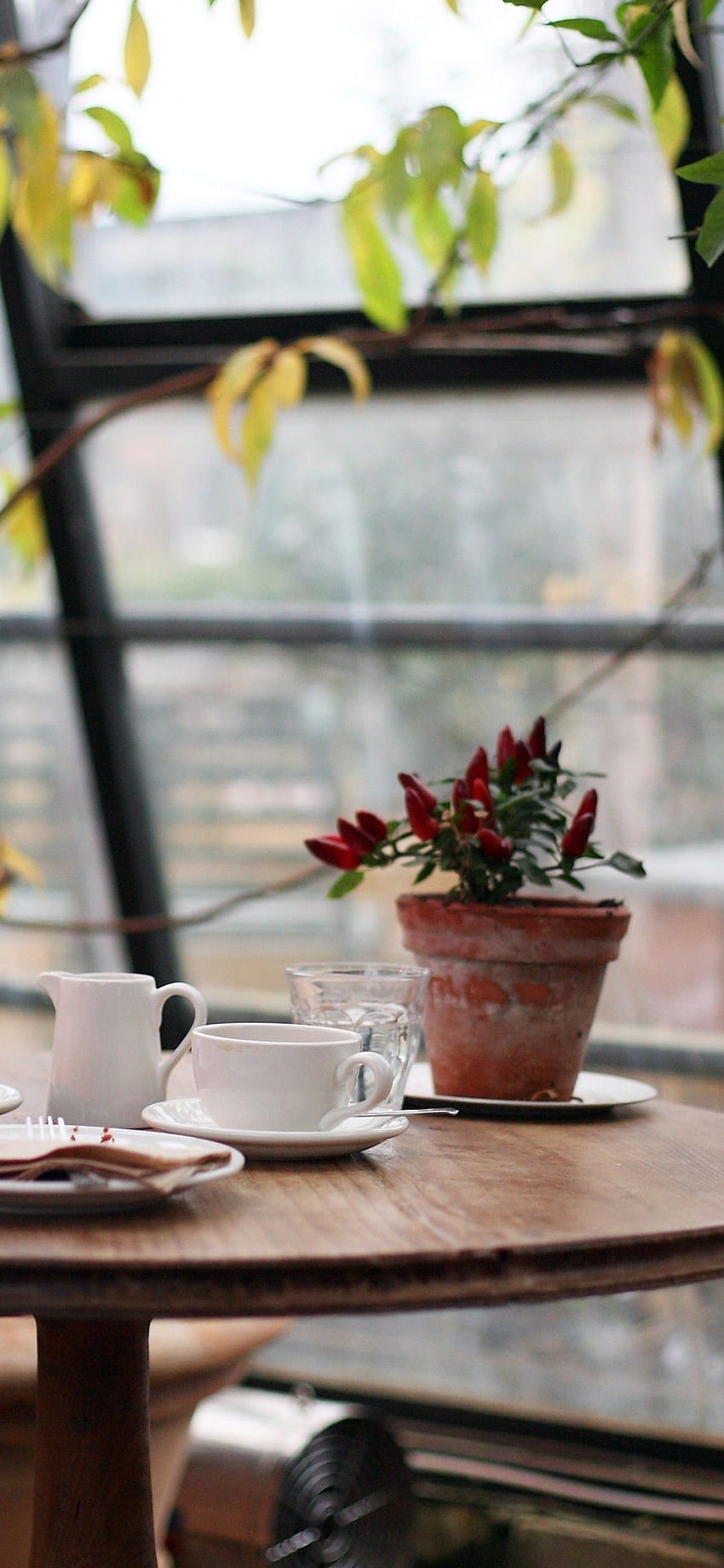 Kawiarnia, biurko, deszczowy dzień, stolik na iPhone X Tapeta na telefon HD