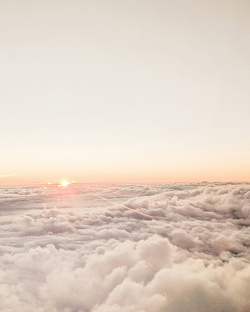 Über dem Wolkendruck. Ästhetischer Hintergrund, Himmelsästhetik, ästhetisches Pastell, cremefarbene Wolke HD-Handy-Hintergrundbild