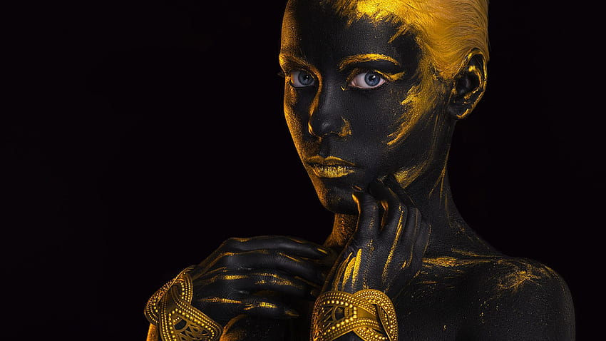 Arte digital Mujeres doradas Retrato oscuro Manos Colorido Ojos azules Pintura corporal - Resolución: fondo de pantalla