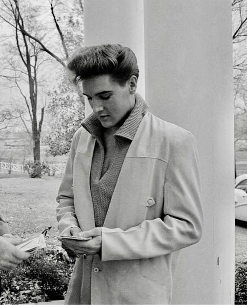 Parece que Elvis está sosteniendo un teléfono móvil, Elvis Presley fondo de pantalla del teléfono