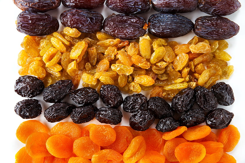Raisins secs, pruneaux, abricots secs et dattes sur la table, Fruits secs Fond d'écran HD