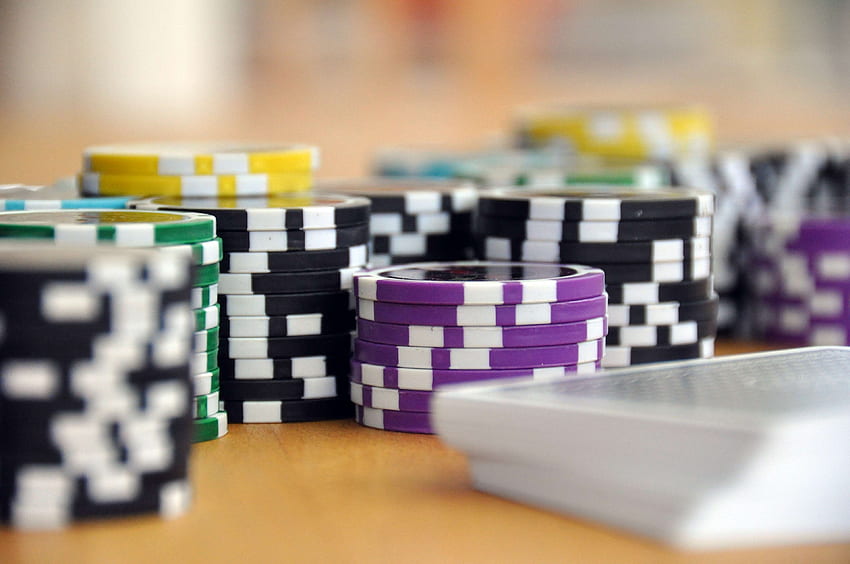 カード、カジノ、チップ、カラフル、カラフル、デッキ、ギャンブル、ギャンブル、ゲーム、マクロ、ポーカー、ポーカー チップ、テーブル 高画質の壁紙