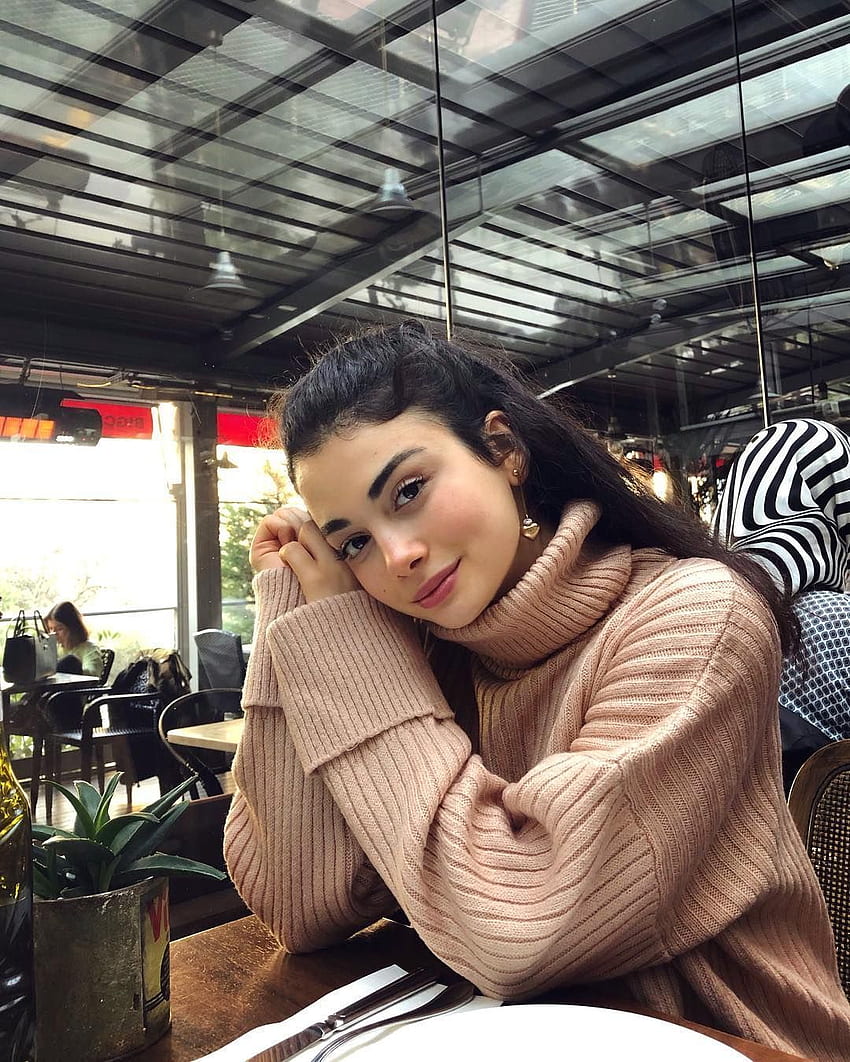 Instagram post by Özge Yağız 2019년 2월 2일 at 5:32pm UTC in 2020. Beautiful girl face, Cute beauty, Portraitgraphy poses HD 전화 배경 화면