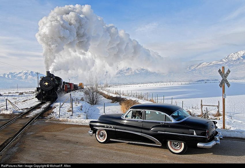 sebuah mobil menunggu kereta lewat, lapangan, mobil, asap, langit, kereta api Wallpaper HD
