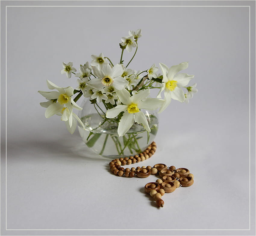 spring flowers, still life, daffodils, pearls, vase, flowers, spring HD wallpaper