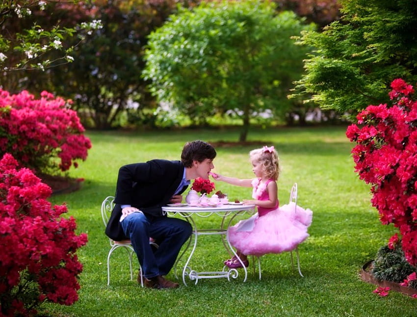 Teh di taman, meja, waktu minum teh, piring, berbagi, pria, anak perempuan, taman, gaun merah muda, cinta, pohon, bunga, ayah, anak Wallpaper HD