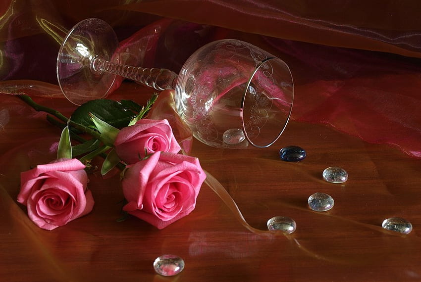 静物 1、アート、静物、テーブル、ピンクのバラ、パール、グラス、素敵 高画質の壁紙