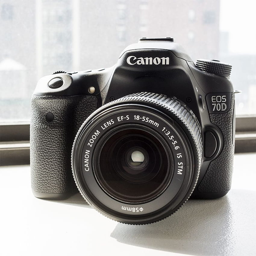 Canon EOS 70D: Chụp ảnh trở nên cực kỳ thú vị và chuyên nghiệp hơn với chiếc máy ảnh Canon EOS 70D. Với tính năng Dual Pixel CMOS AF và khả năng quay video full HD 1080p, chiếc máy này sẽ cho bạn những hình ảnh tuyệt đẹp với độ chính xác và sắc nét cao.