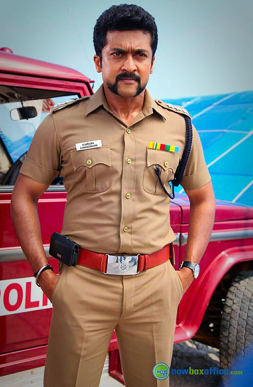Suriya nei panni di un virile agente di polizia con baffi cosmicamente fantastici nel film di Bollywood Singham. Donne della polizia, uniformi della polizia, attori indiani famosi, ufficiale dell'IPS Sfondo del telefono HD