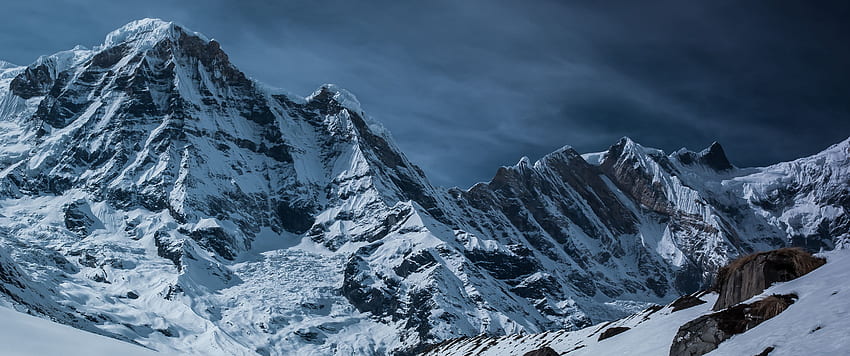 Trải nghiệm vẻ đẹp hoang sơ của núi tuyết phủ khi nhấp chuột vào hình ảnh. Cảm nhận sự ngỡ ngàng khi bình minh len lỏi qua những tảng băng trắng.