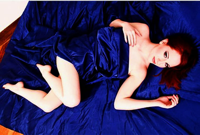 REDHEAD IN BLUE SATEN, blue, royal, bedding, beautiful, redhead HD wallpaper