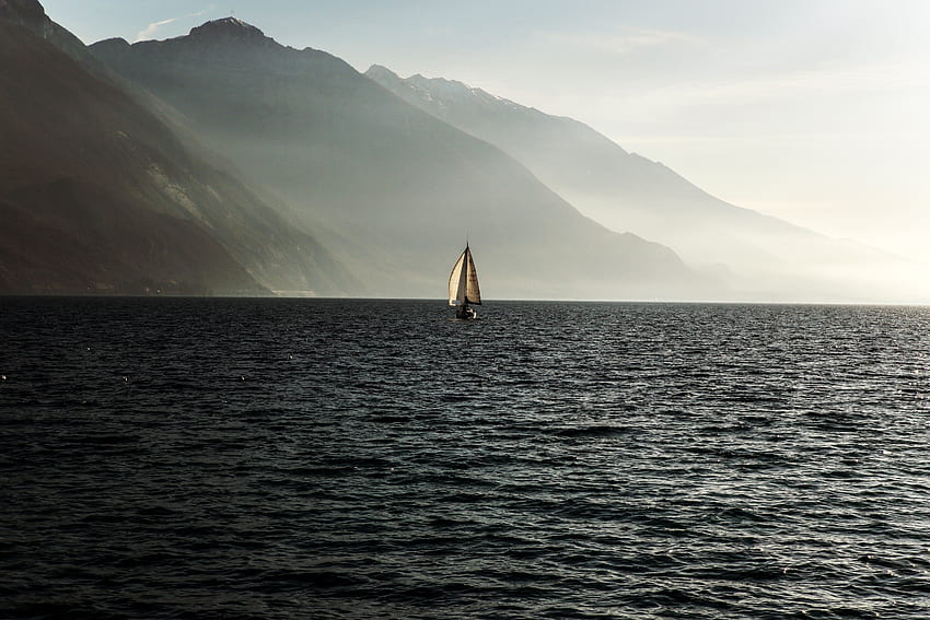Berge, Meer, Wellen, Verschiedenes, Verschiedenes, Nebel, Segelboot, Segelfisch HD-Hintergrundbild