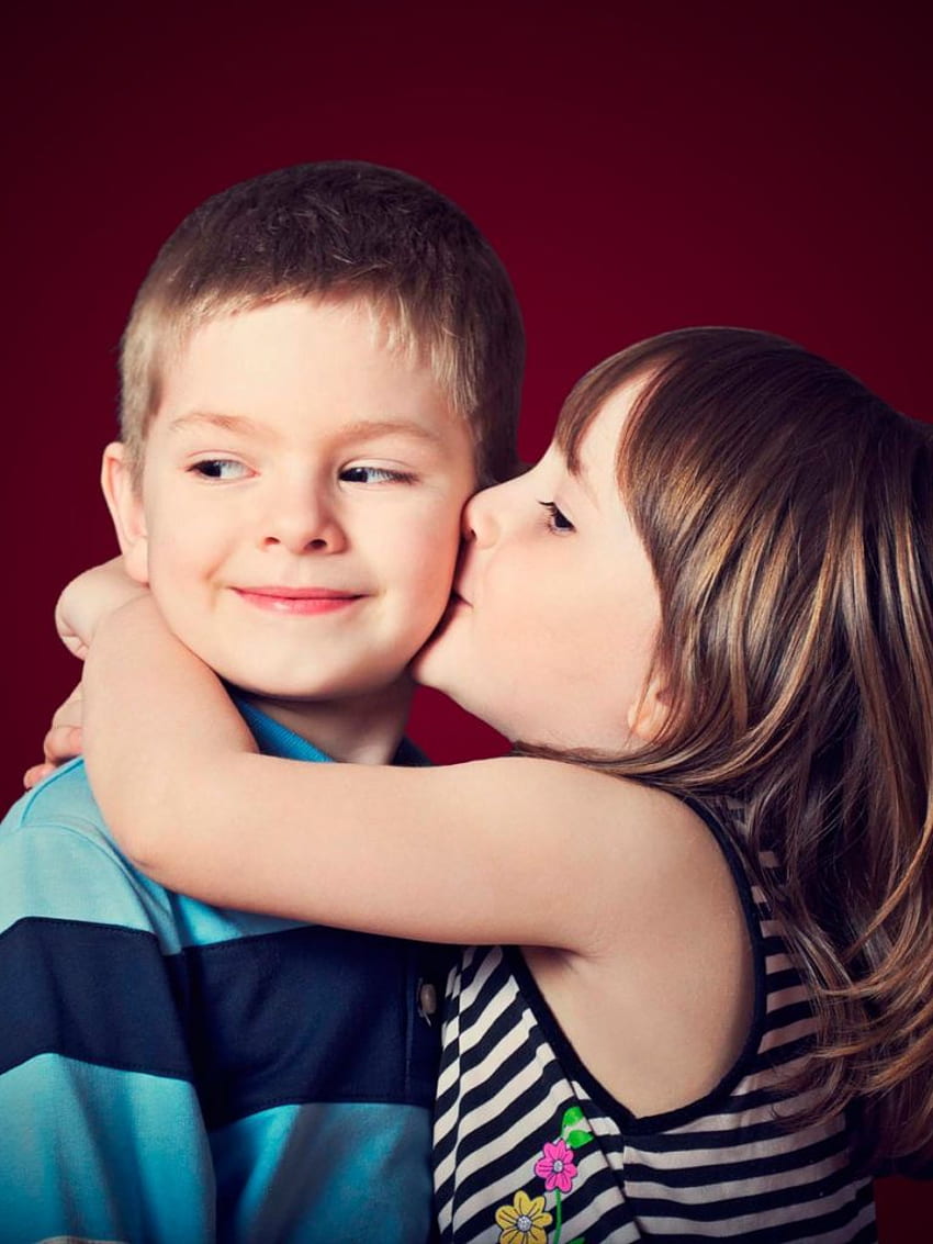 Pequeño abrazo lindo del bebé y, abrazos y besos fondo de pantalla del teléfono