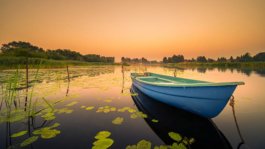Perahu Di Danau Dikelilingi Oleh Pepohonan Hijau Rerumputan Saat Matahari Terbenam Wallpaper HD
