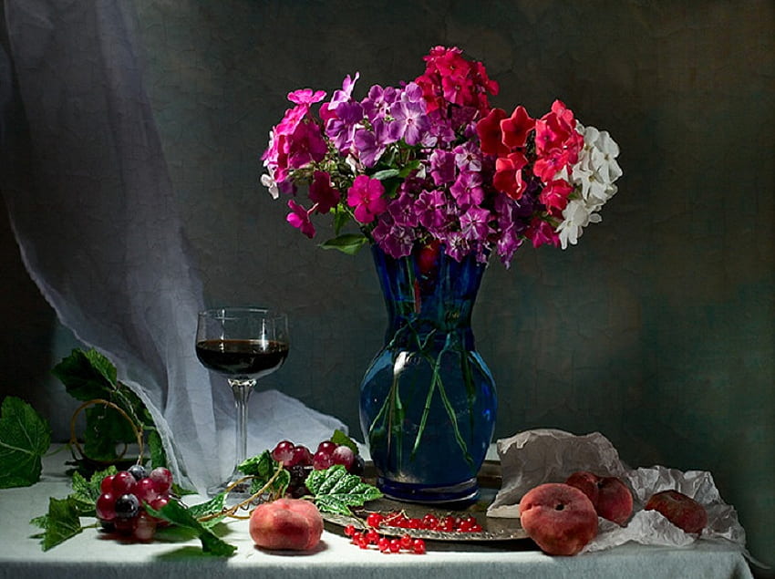 Frutta e vino, bicchiere, piatto, colori, vaso, pesche, bacche, fiori, vino Sfondo HD