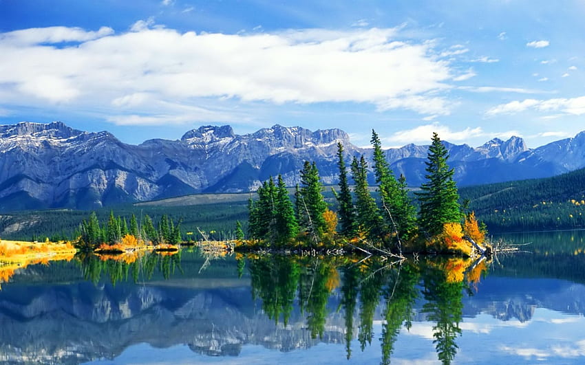 Lago de montaña, azul, cristal, picos, serenidad, agradable, tranquilo, reflejo, árboles, hermoso, lago, montaña, verano, reflejado, bonito, nubes, naturaleza, cielo, claro, encantador, calma fondo de pantalla