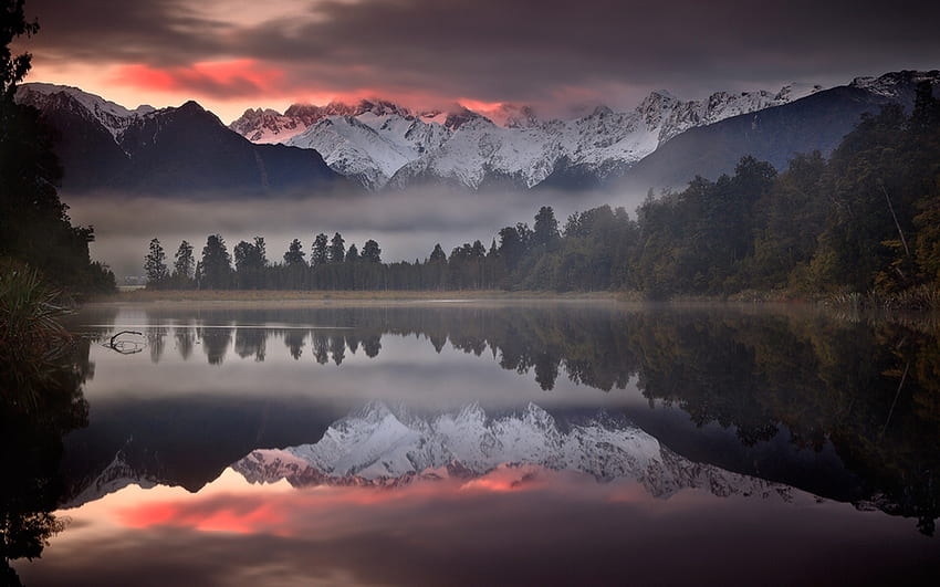 Планинско отражение в езерото, мъгла, спираща дъха, гора, залези, планини, мъгливо, езеро, великолепие, живописна, гледка, природа, отражение, величествено, вечер HD тапет