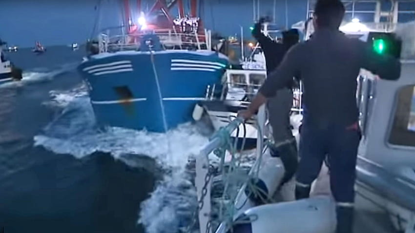 French fishermen attack British boats 'with smoke bombs', Fishing Vessel at Night HD wallpaper