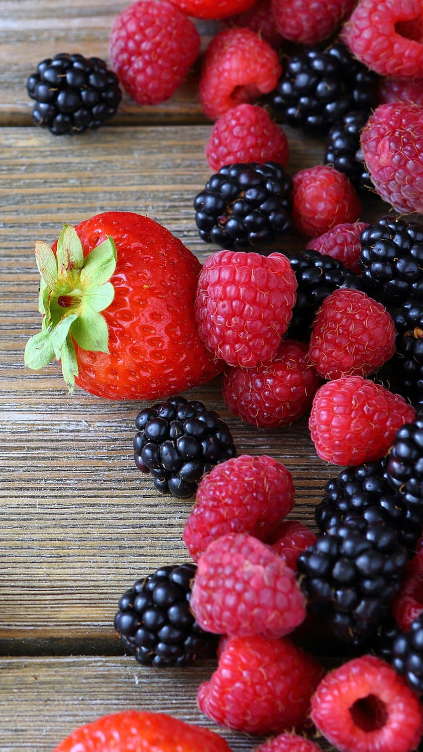 Fruit berries, raspberry, blackberry, strawberry, wood board U HD phone wallpaper
