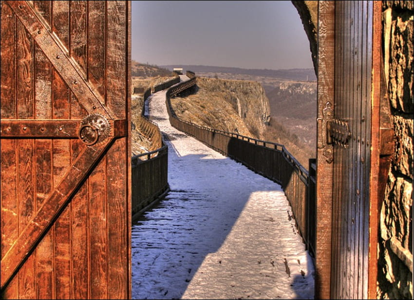 ประตูสู่อดีต ไม้ clif กราฟิค สวย เก่า ไม้ ประตู หิมะ บัลแกเรีย สะพาน ธรรมชาติ วอลล์เปเปอร์ HD