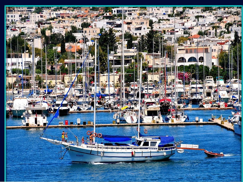 Gulet ออกจากท่าจอดเรือ Bodrum สำหรับการเดินทางท่องเที่ยวสีน้ำเงินของเธอ วันหยุด ตุรกี การท่องเที่ยว โบดรัม วอลล์เปเปอร์ HD