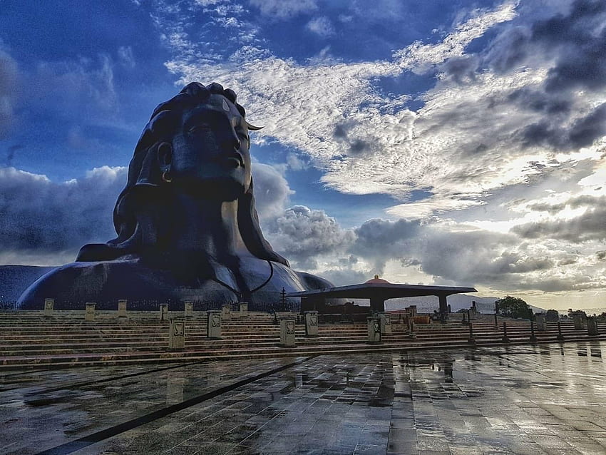 Zapierający dech w piersiach widok Adiyogi po nocy ulewnego deszczu. Shiva, Isha joga, Shiva, Fundacja Isha Tapeta HD