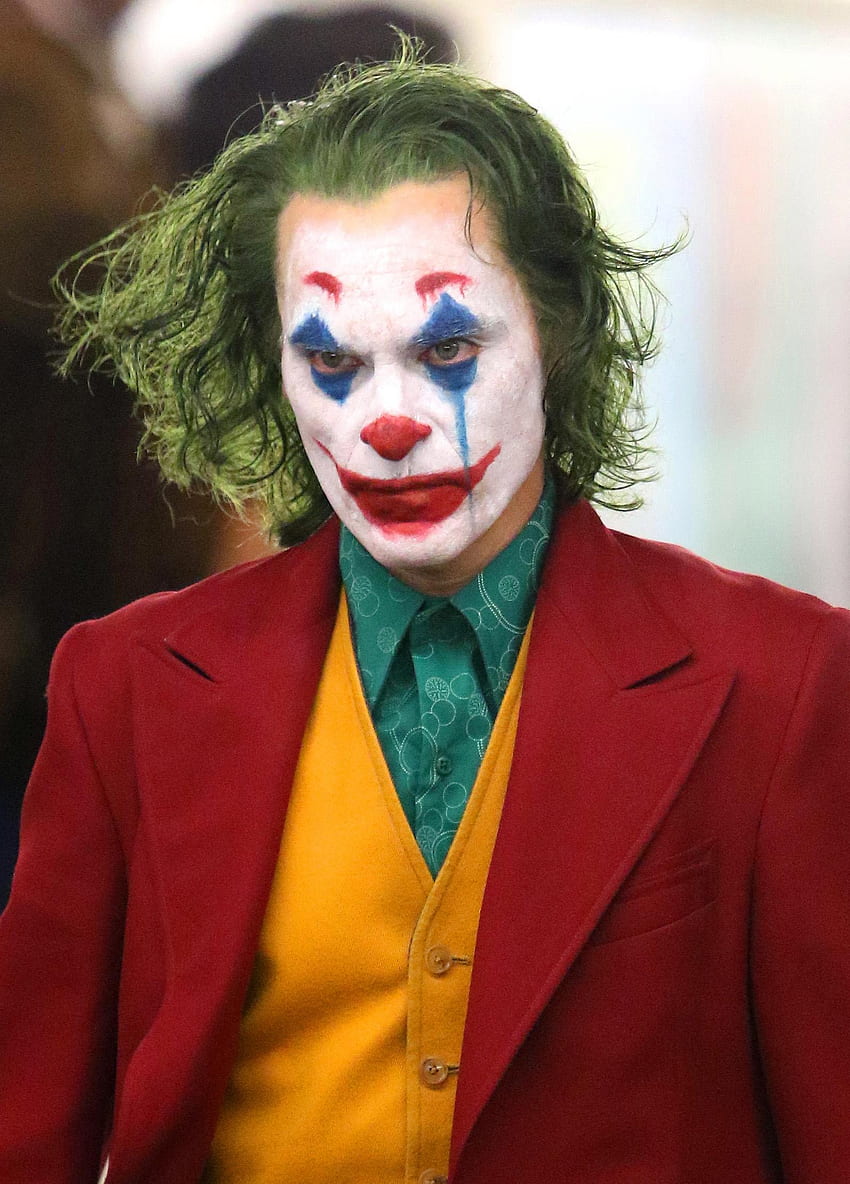 Joaquin Phoenix smokes and strutsway dressed, Joker 2019 Joaquin Phoenix Clown HD phone wallpaper