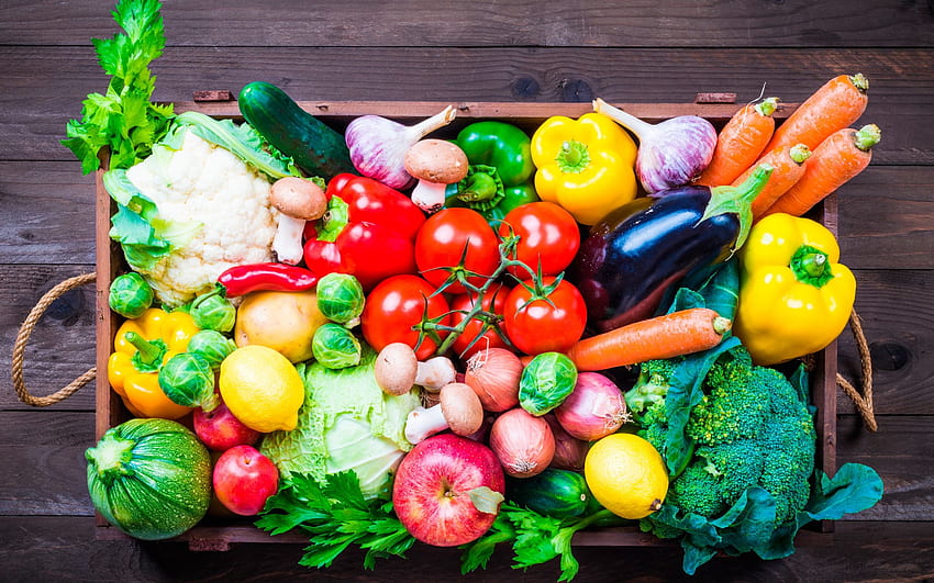 pudełko ze świeżymi warzywami, owocami, koncepcjami zdrowej żywności, pomidorami, ogórkami, kapustą, bakłażanem, cebulą, marchewką, papryką, grzybami z rozdzielczością. Wysoka jakość Tapeta HD