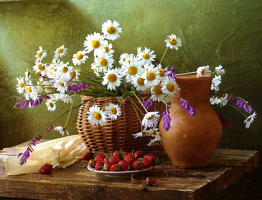 Truskawki i stokrotki, zielona ściana, fioletowe kwiaty, truskawki, serwetka, wazon, glina, naczynie, stokrotki Tapeta HD