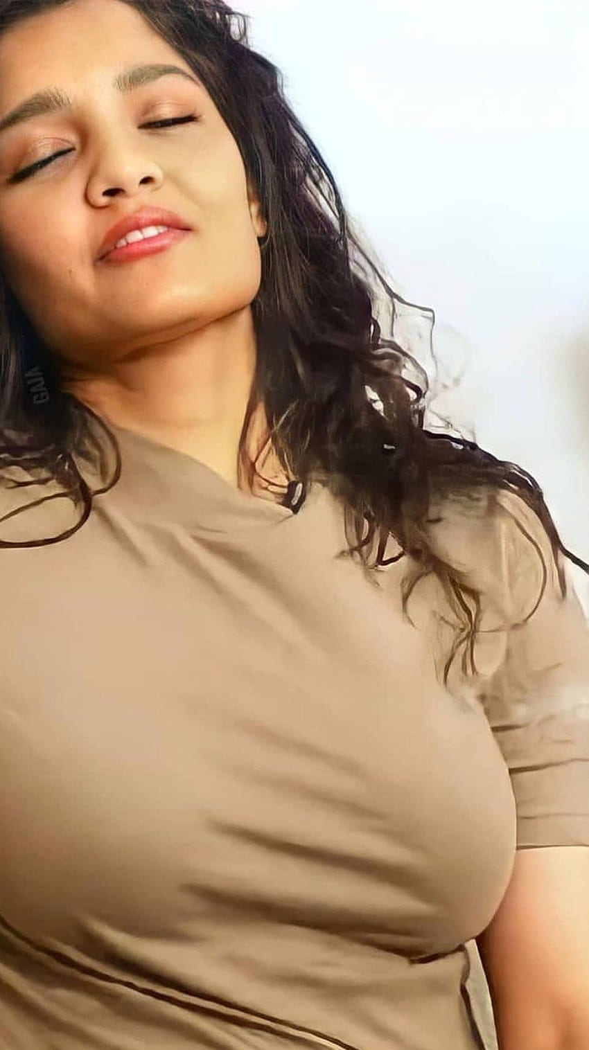 Ритика Сингх, многоезична актриса, боксьорка, съблазнителна HD тапет за телефон
