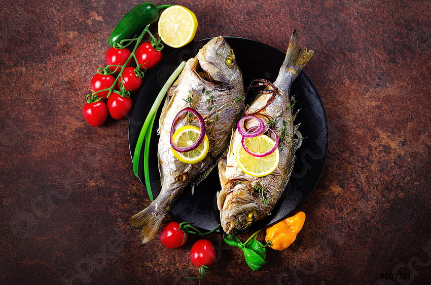 Gekochter gegrillter Fisch, Dorado, Goldbrasse mit Zitrone, Kräuterbrühe HD-Hintergrundbild
