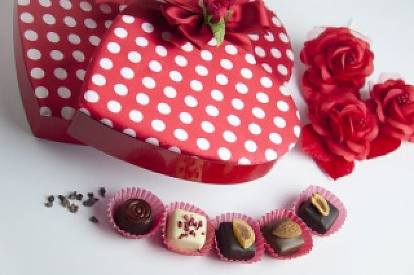 Chocolats pour la Saint-Valentin, cercles, roses, chocolat, Saint-Valentin, cadeau, cadeau, points, Saint-Valentin, chocolats, Saint-Valentin, coeurs, arc Fond d'écran HD