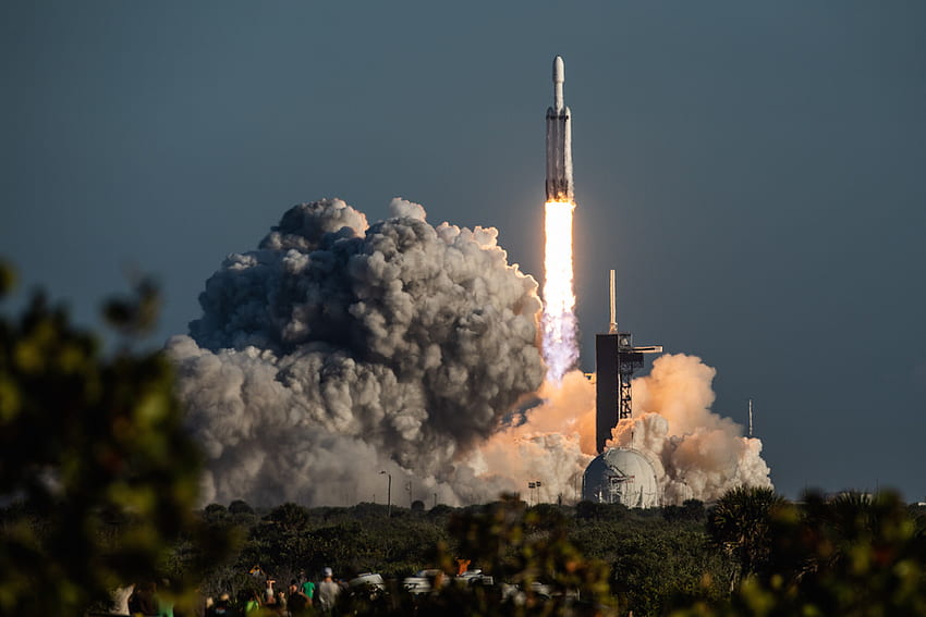 : Falcon Heavy de SpaceX dispara hacia un cielo despejado al atardecer – Spaceflight Now, lanzamiento de Falcon Heavy fondo de pantalla