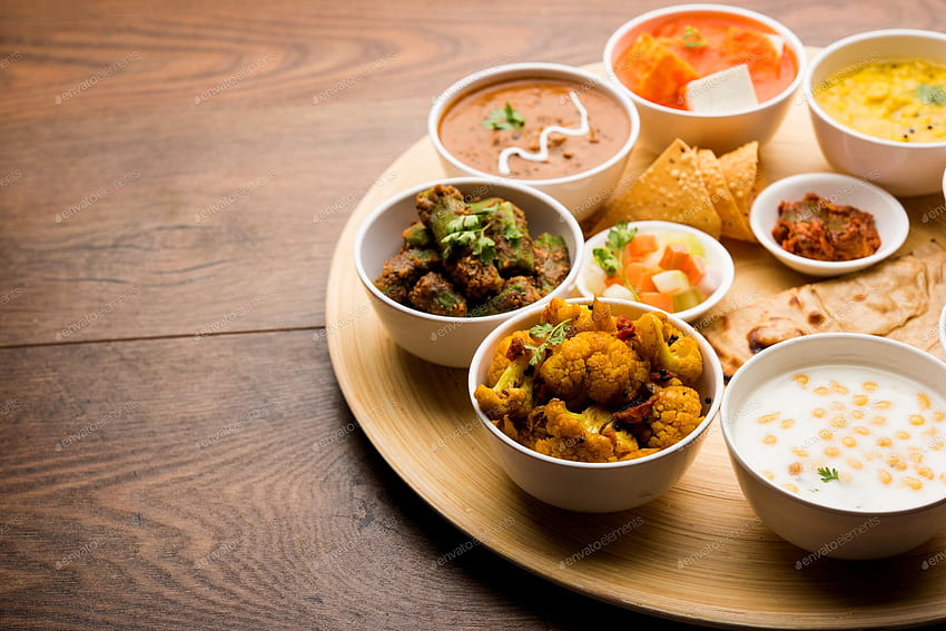 Envato Elements, Vegan Food의 stockfactory에서 제공하는 인도 채식 플래터 또는 Thali HD 월페이퍼